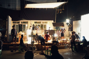 Economia circolare del legno nel cinema, la materia prima che costruisce sogni