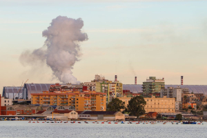 Ex Ilva, la guerra dei tempi: i cittadini chiedono lo stop immediato, l’azienda impugna