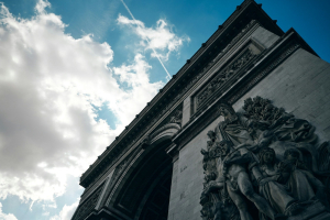 Francia, c’è il carcere per chi non rispetta la direttiva sul Bilancio di sostenibilità