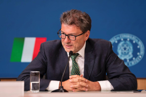 Caro bollette, Giorgetti annuncia un provvedimento nelle “prossime settimane”