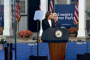 Kamala Harris in cerca del voto repubblicano