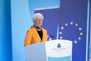 BCE taglia ancora i tassi di interesse. Lagarde: incertezza export ed energia
