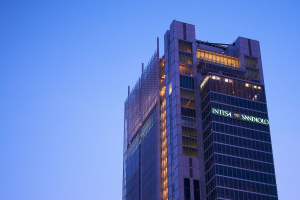 Intesa Sanpaolo accelera sulla sostenibilità con risultati record nel 2024