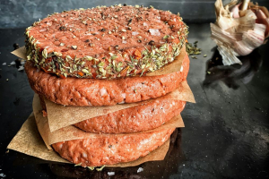 Carne coltivata: impatti ambientali, regolamento europeo e scenari futuri