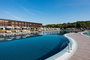 Lino delle Fate, il turismo che lascia crescere il bosco