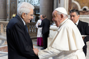 Lutto nazionale e il saluto di Mattarella: l’Italia rende omaggio a Papa Francesco