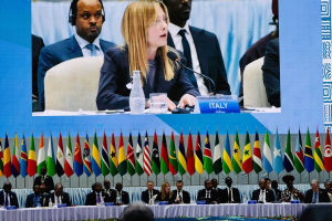 Meloni al Vertice Italia-Africa rilancia il Piano Mattei, tra ambizioni verdi e nodi irrisolti