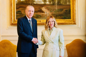 Meloni incontra Erdogan: tanti affari, non una parola su Imamoglu in prigione