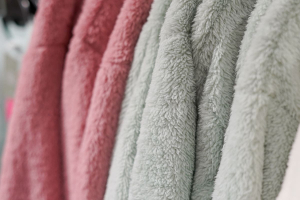 Moda e microplastiche: il poliestere riciclato non è la soluzione