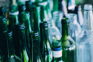 Riciclo del vetro, Italia oltre i target UE da 5 anni: tasso del 77% nel 2023