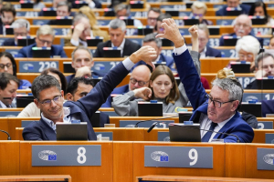 Omnibus I, via libera dal Parlamento UE: a rischio sostenibilità e democrazia UE