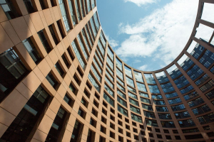 Pacchetto Omnibus, slitta l’obbligo per imprese su sostenibilità e due diligence