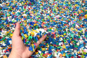 Plastica riciclata: Tomra inaugura il nuovo test center per la selezione dei flakes