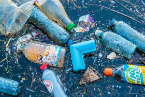Accordo sulla plastica: ora serve ridurre i livelli insostenibili di produzione e consumo