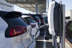 Auto elettriche, il 40% degli italiani è disposto a valutarne l’acquisto