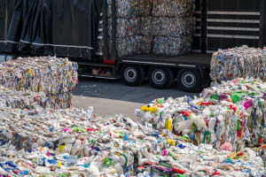 Riciclo della plastica UE in crisi, la filiera chiede misure urgenti