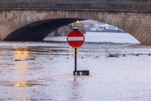 Sottovalutare la crisi climatica fa aumentare il debito pubblico: il report NEF
