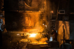 Trump, dazi al 25% su acciaio e alluminio. Von der Leyen: UE risponderà