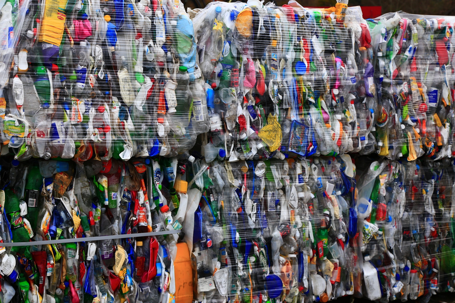 Ecocompattatori per i rifiuti in plastica: in arrivo 27 milioni dal MITE