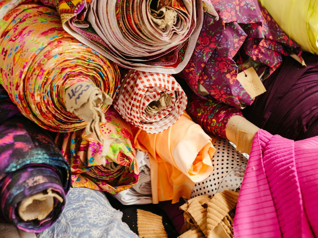 Rifiuti tessili, Italia al lavoro: i consorzi chiedono tempi certi per l’EPR