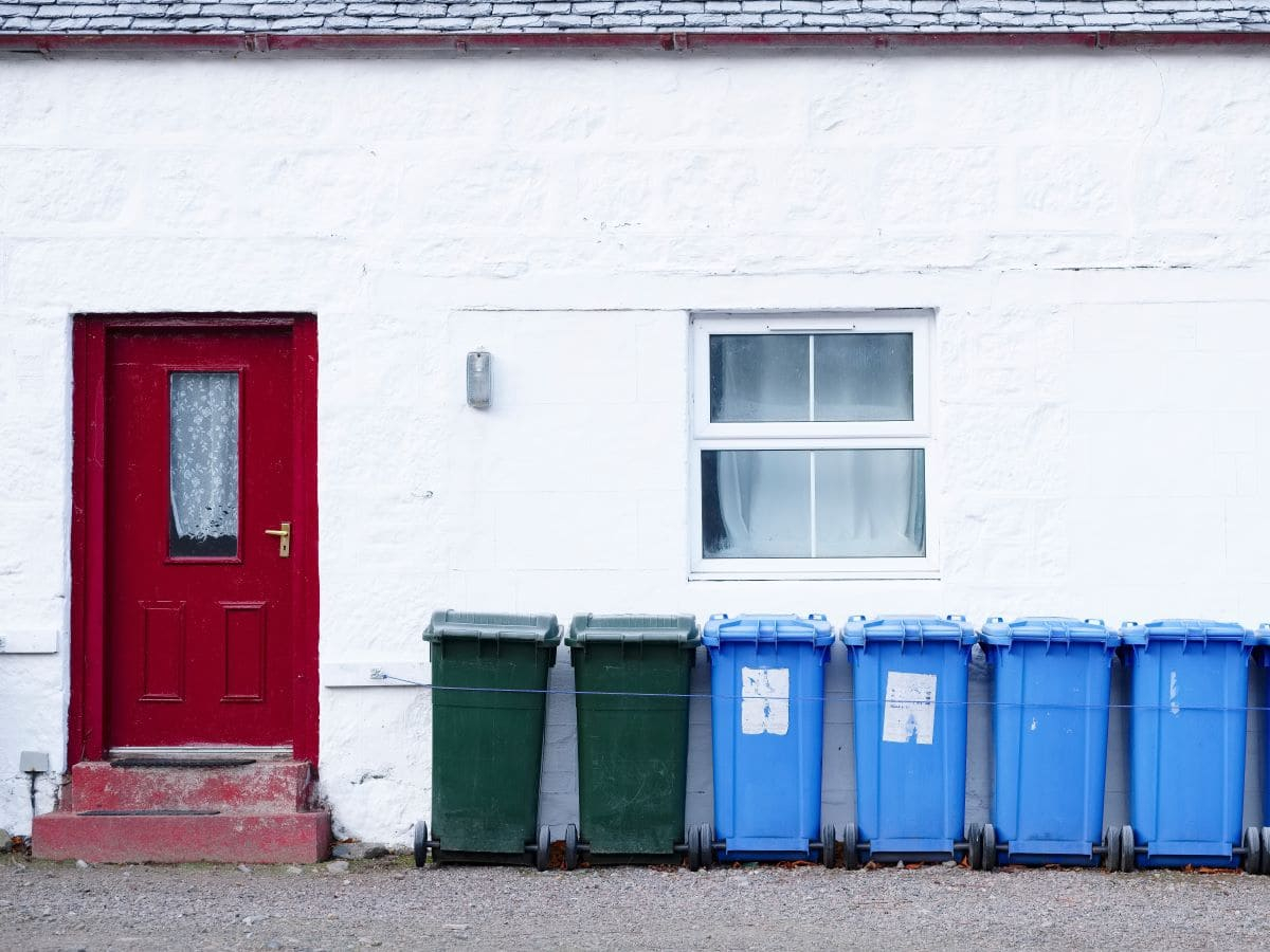 Rifiuti urbani, cresce la differenziata ma anche la produzione: il report ISPRA 2025