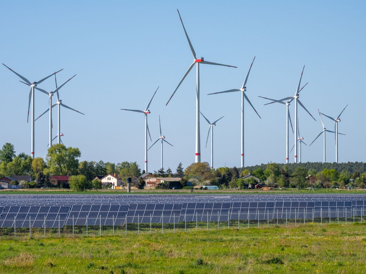 Rinnovabili a pieno ritmo: corrono più della politica