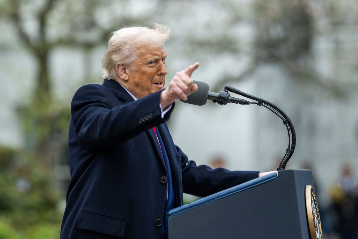 Trump sospende i dazi all’Europa e li alza alla Cina fino al 145%
