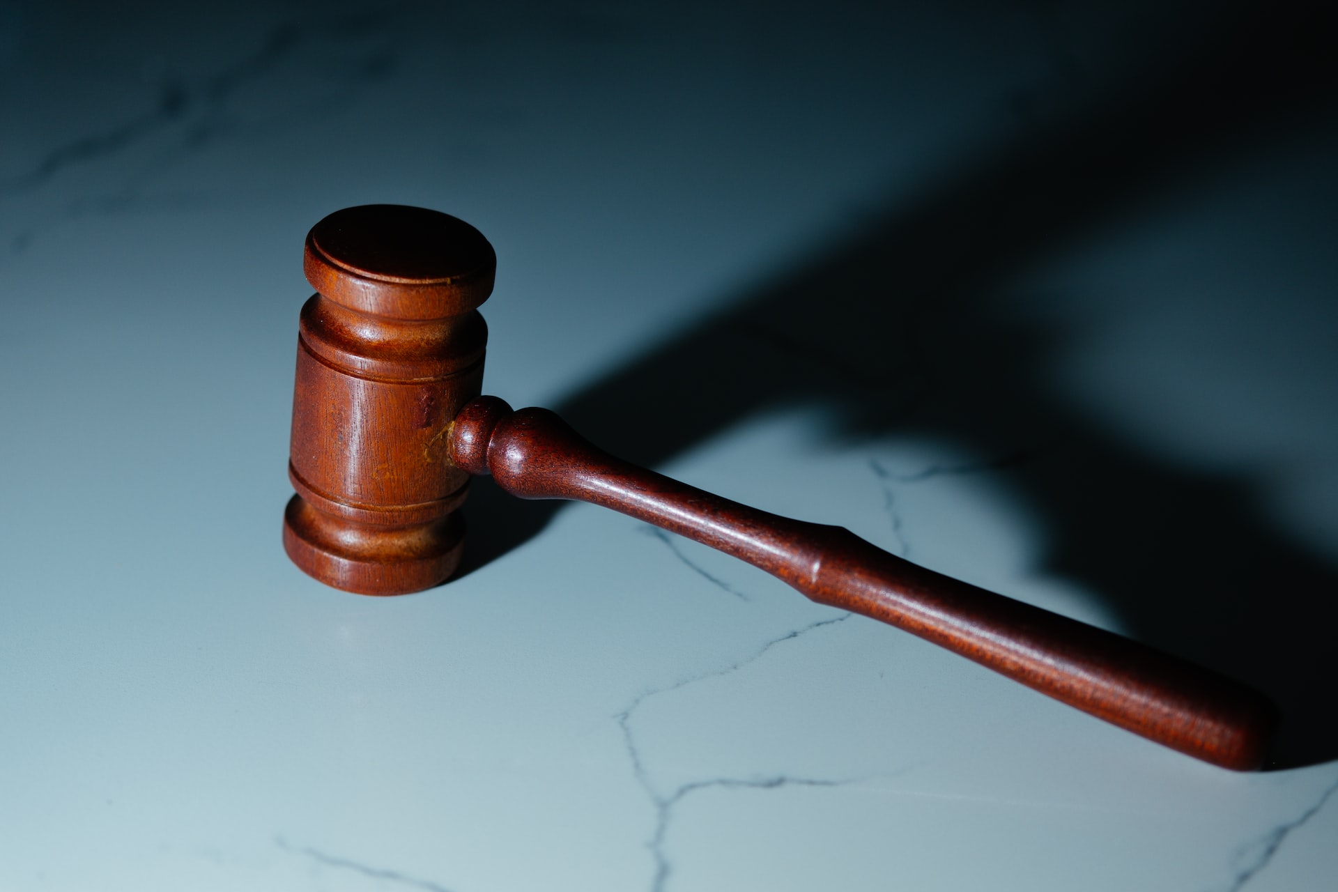 Il clima in tribunale: la Commissione UE e Shell sul banco degli imputati