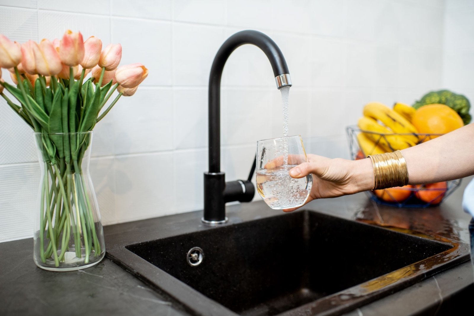 Filtrare l’acqua di rubinetto per ridurre il consumo di bottiglie di plastica